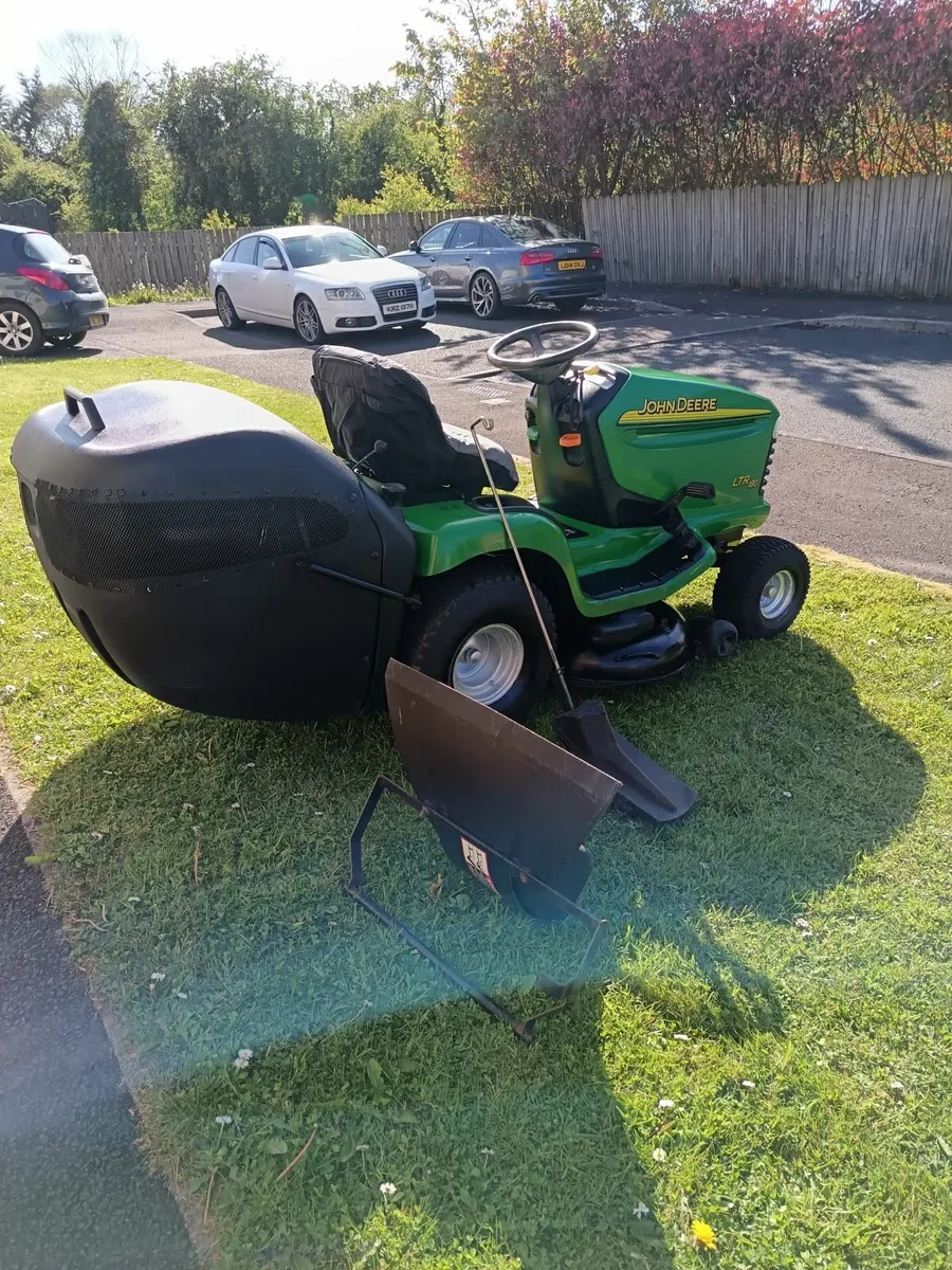 John deere ride on lawnmower - Image 1