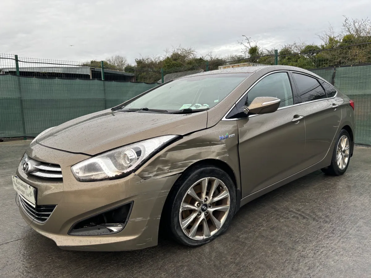 2015 Hyundai i40. Light Damage - Image 2