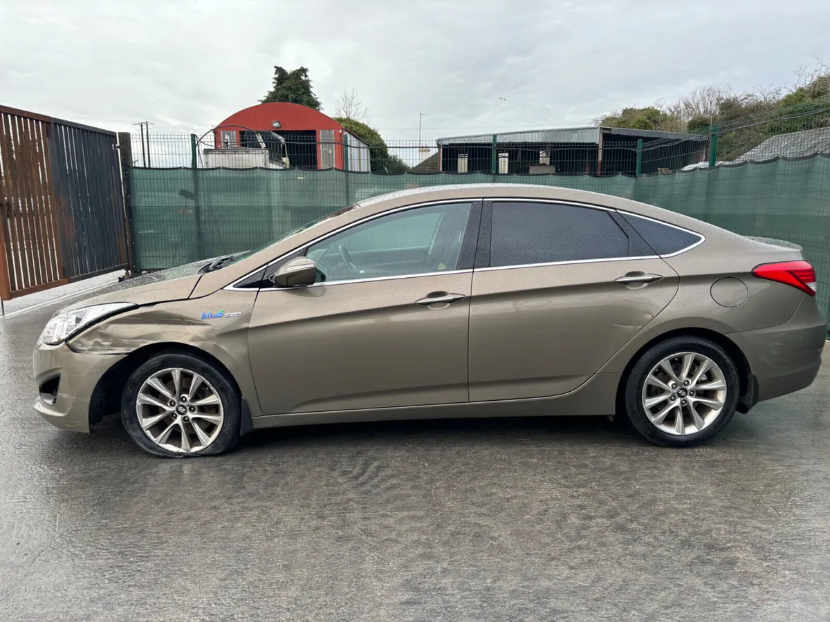 2015 Hyundai i40. Light Damage - Image 4