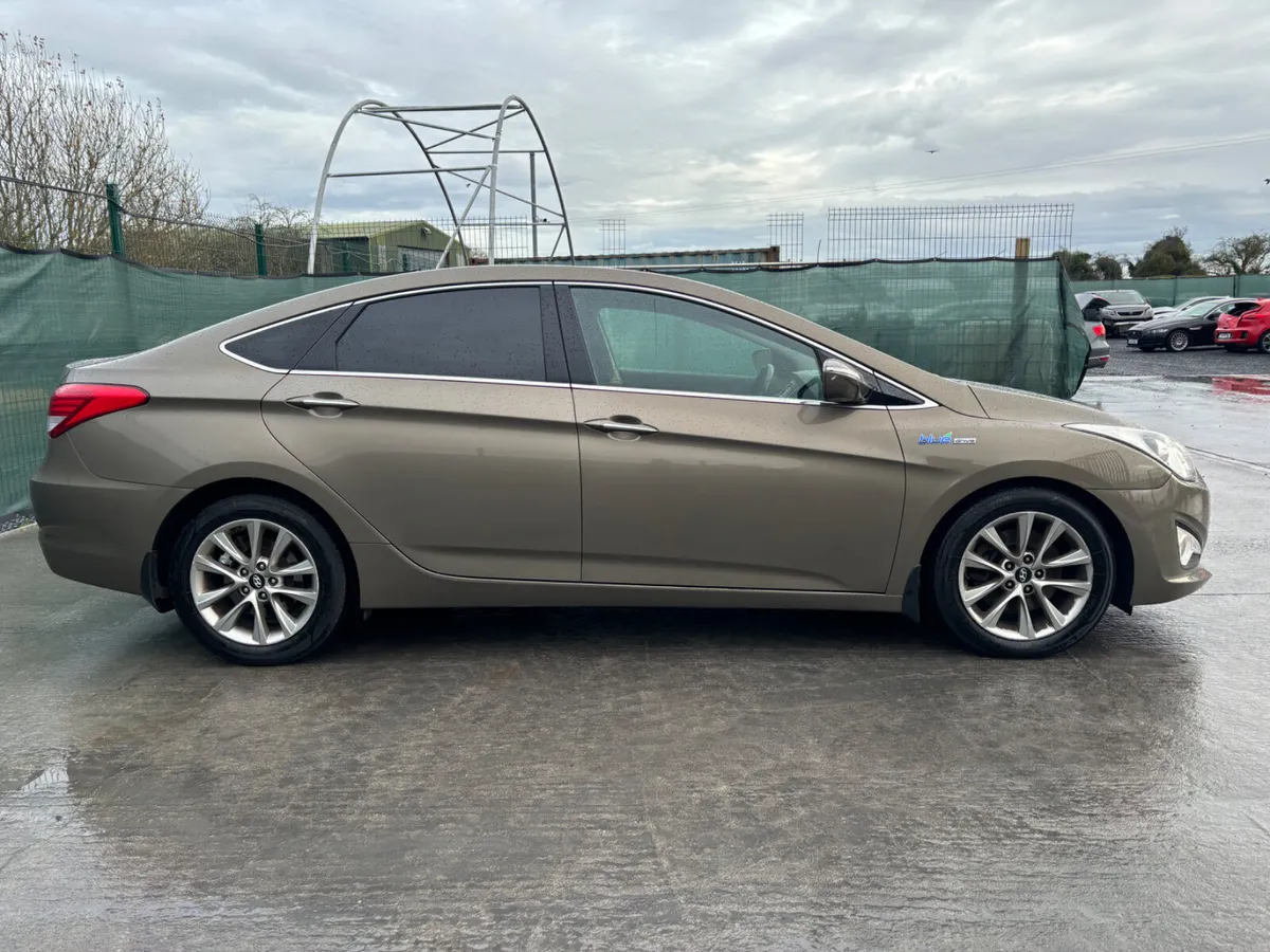 2015 Hyundai i40. Light Damage - Image 3