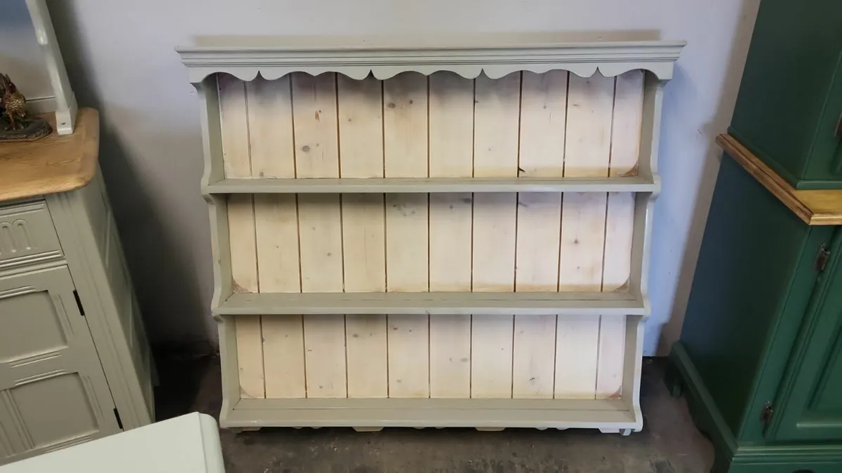 Large vintage pine wall dresser, plate rack - Image 4