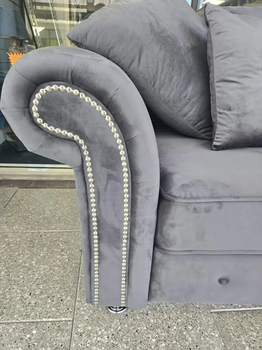 Olympia Ashwin Chesterfield Sofa - Image 4