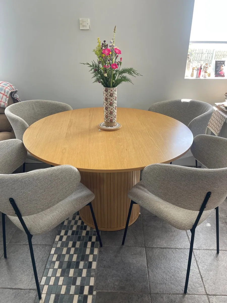 Kitchen chairs and table - Image 1