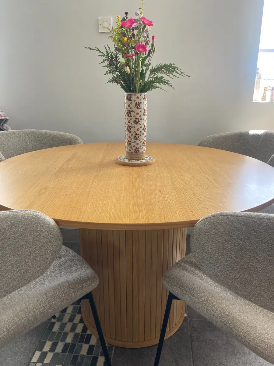 Kitchen chairs and table - Image 2