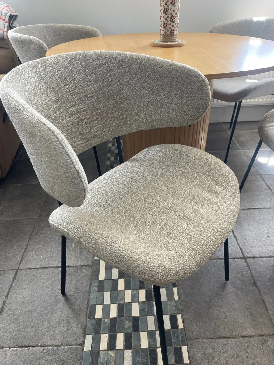 Kitchen chairs and table - Image 3