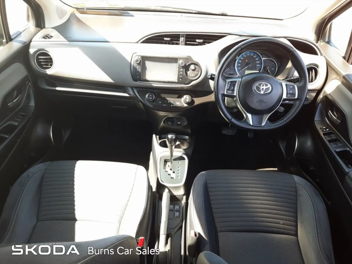 Toyota Yaris Hybrid Luxury - Image 2