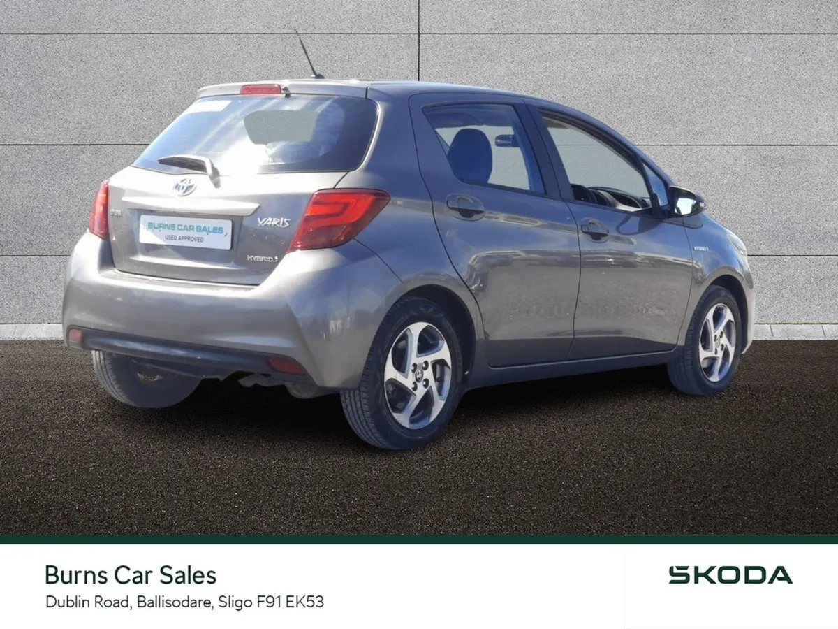 Toyota Yaris Hybrid Luxury - Image 3