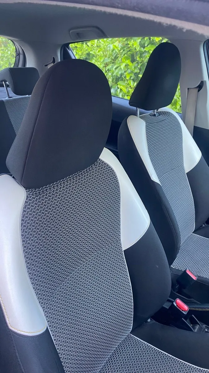 Toyota Yaris 2014 - Image 2