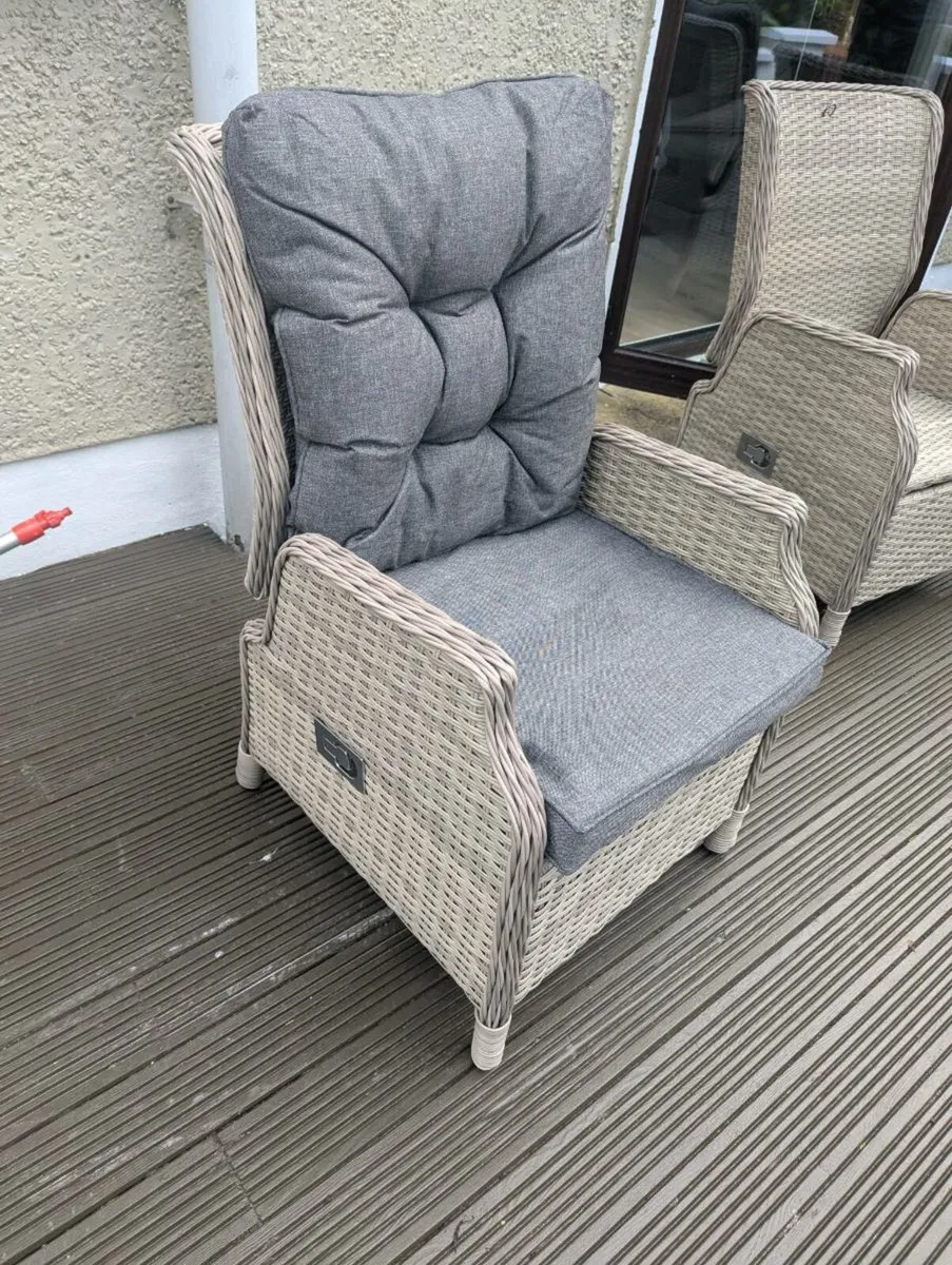4 ratten recliner garden chairs with cushions - Image 1