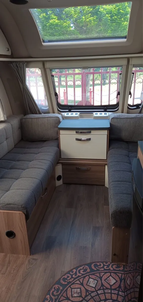 Caravan.Swift Sprite Major 4 birth - Image 4