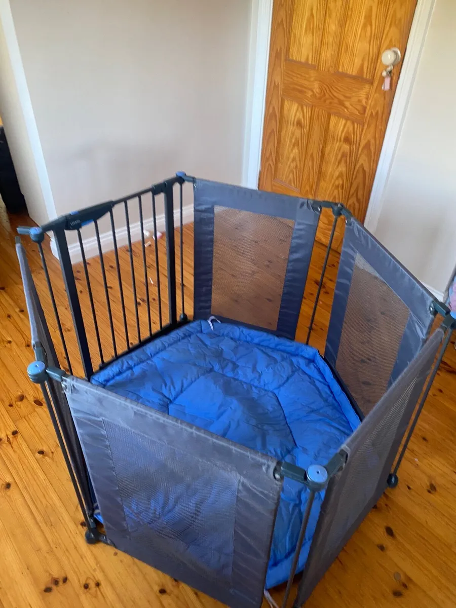 Play pen - Image 1