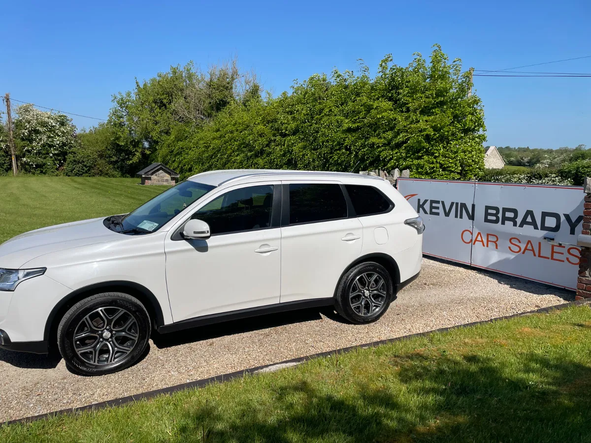 MITSUBISHI OUTLANDER 2.2 DID 4WD 7 SEATER - Image 3