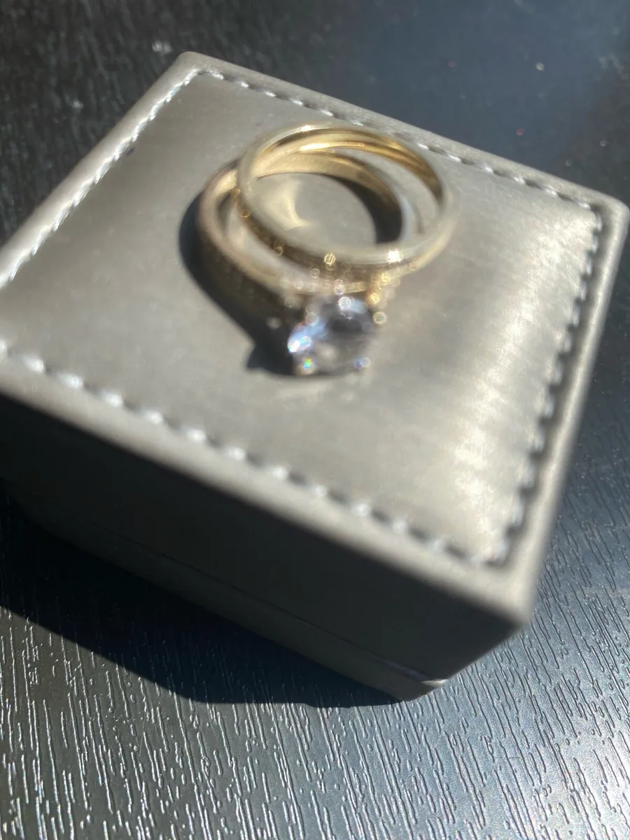 Engagement ring - Image 1