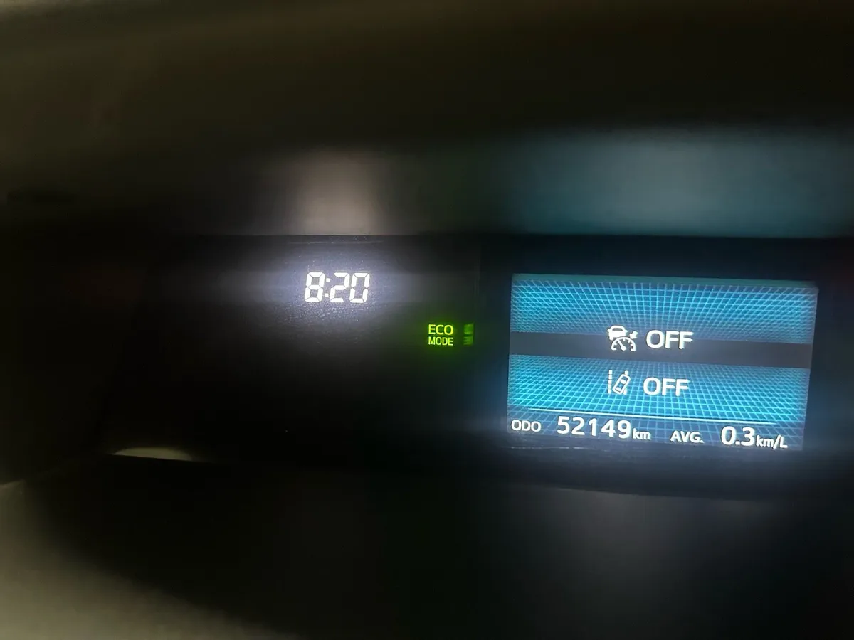 Toyota prius alpha - Image 1