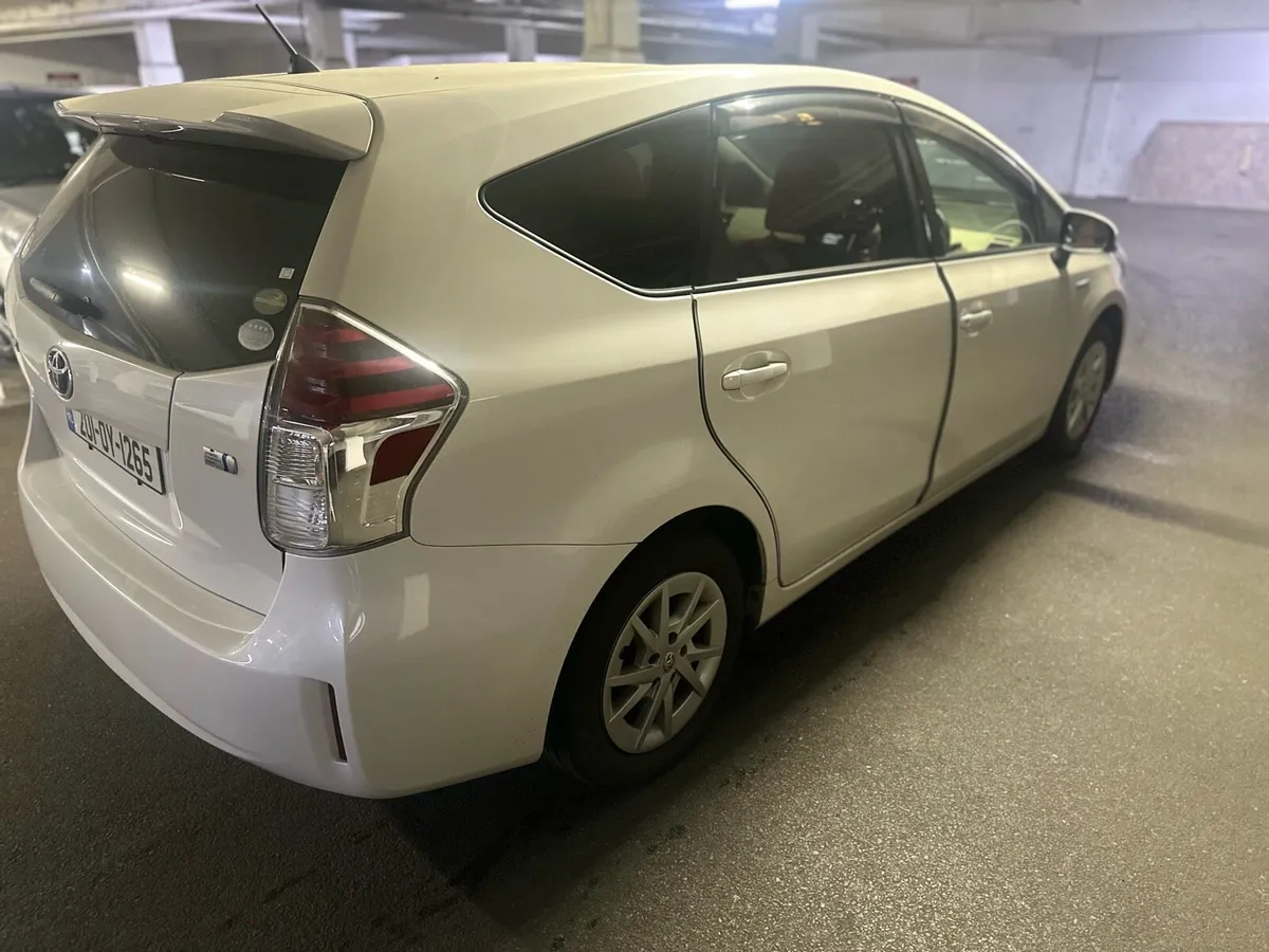 Toyota prius alpha - Image 2