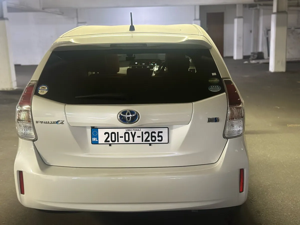 Toyota prius alpha - Image 3