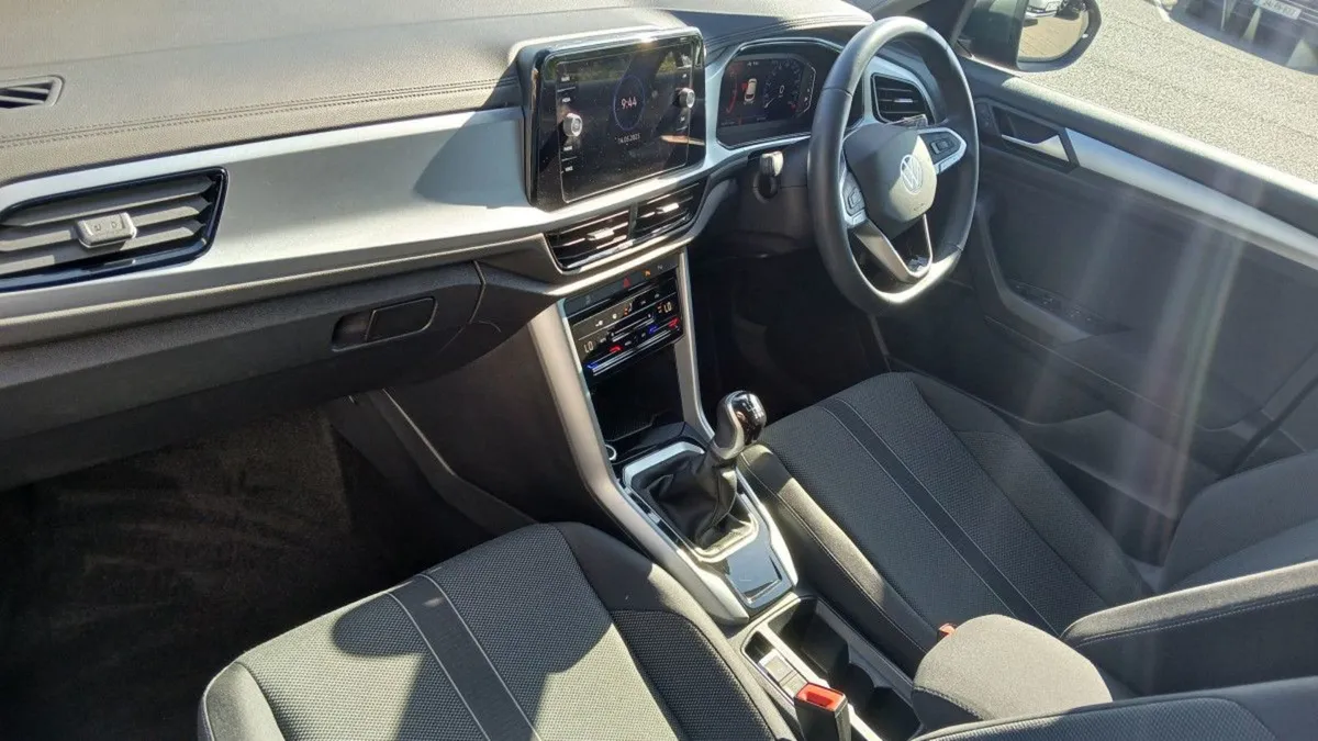 Volkswagen T-Roc Life 2.0 TDI 116HP  rear View Ca - Image 3