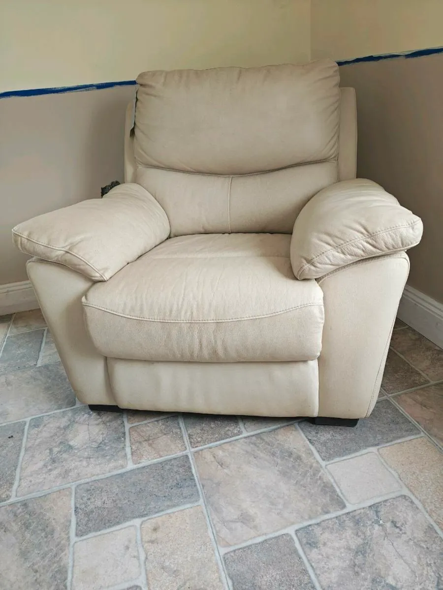 Suite of furniture and table and chairs - Image 1