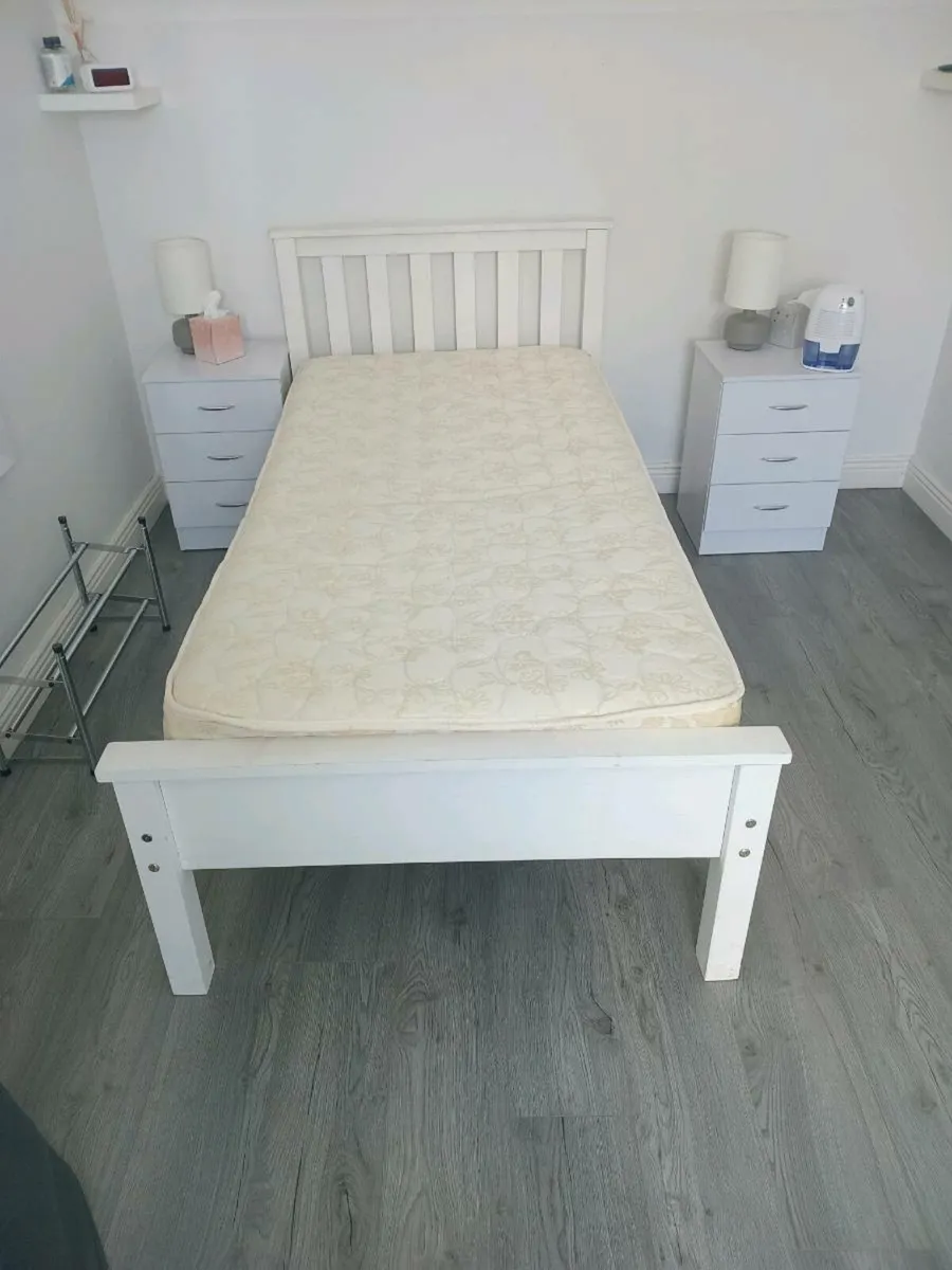 White timber frame single bed and matress - Image 1