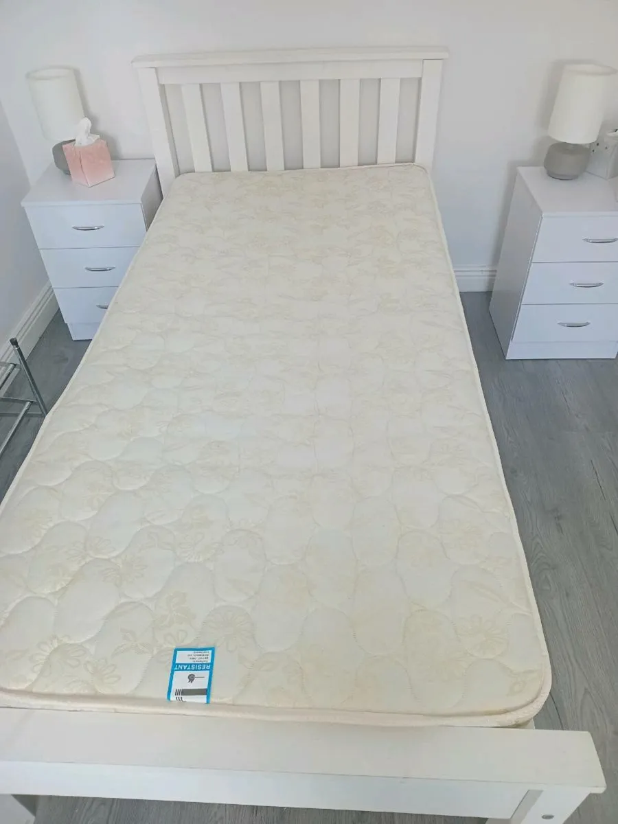 White timber frame single bed and matress - Image 2