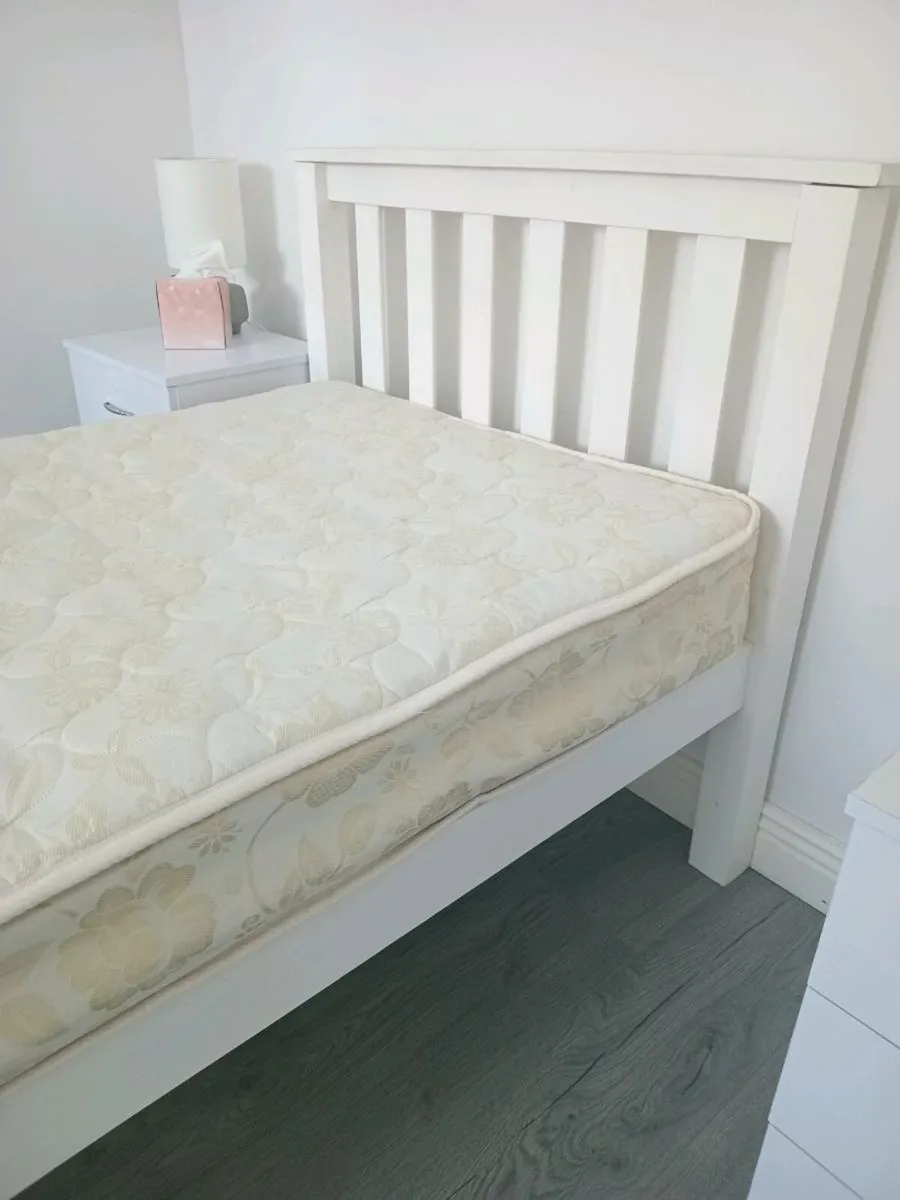 White timber frame single bed and matress - Image 3