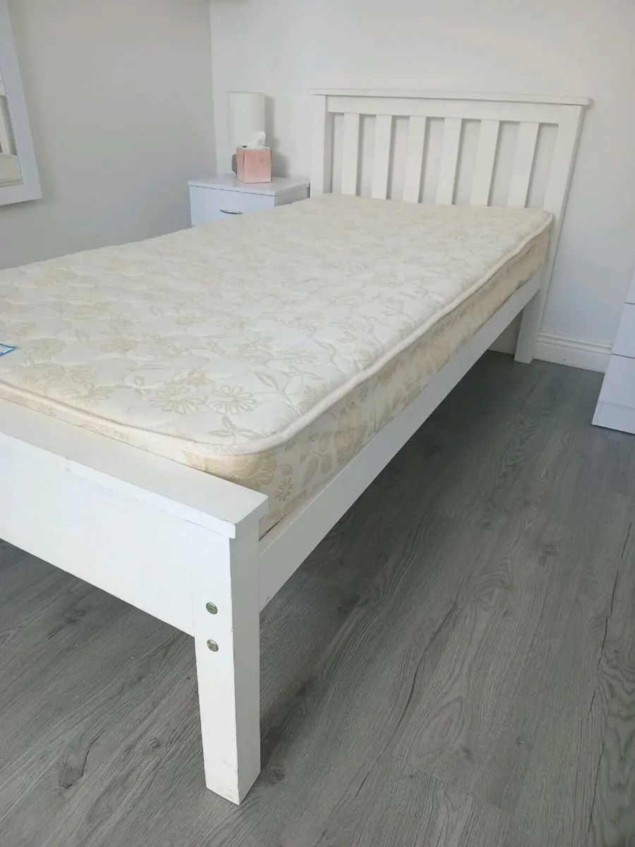 White timber frame single bed and matress - Image 4