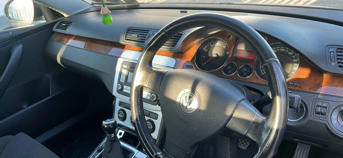 Volkswagen Passat - Image 2