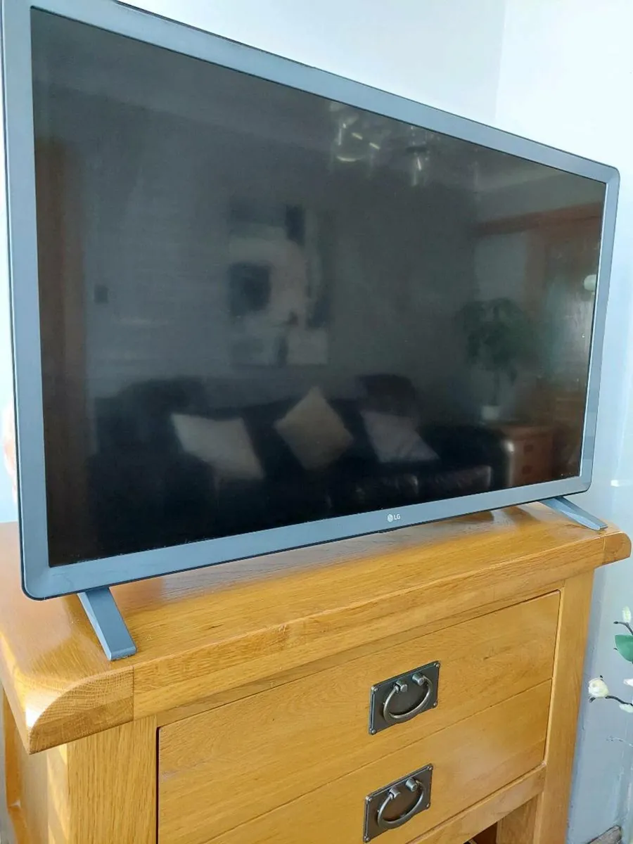 LG Smart  HDR Tv - Image 3