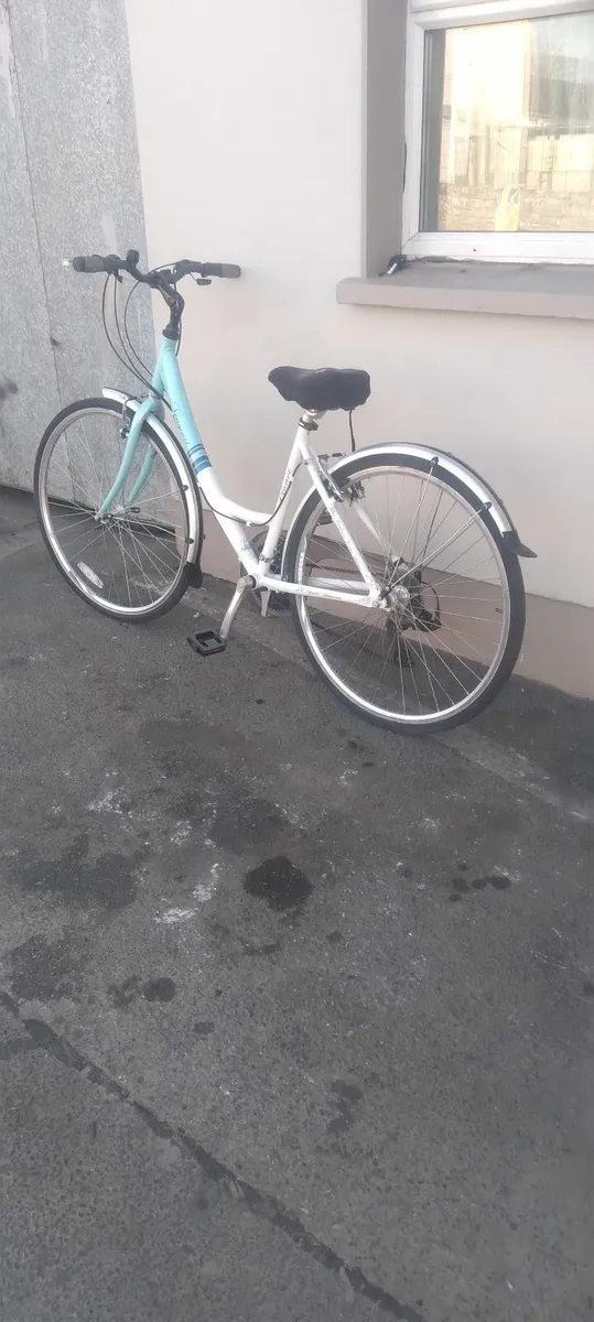Lovely ladies bike 28inch - Image 1