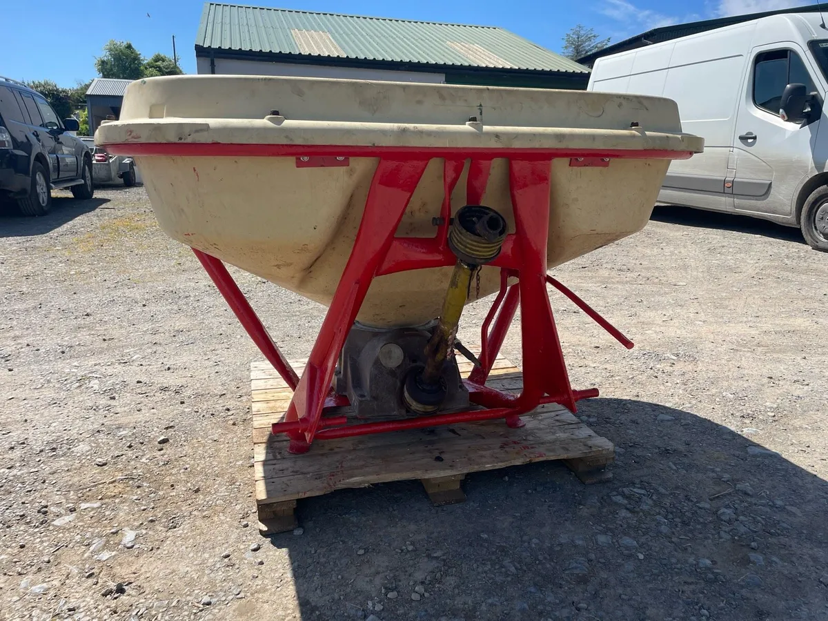 Vicon fertiliser spreader - Image 1