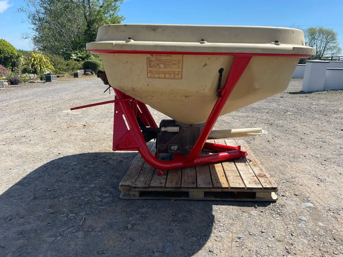 Vicon fertiliser spreader - Image 2
