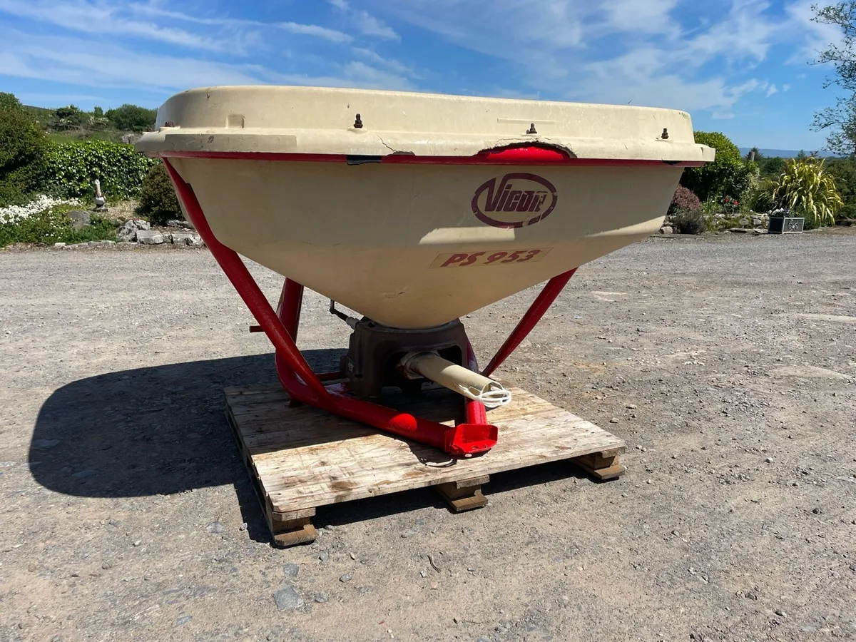Vicon fertiliser spreader - Image 3