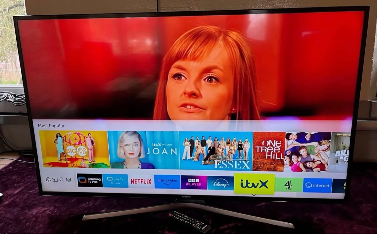 50”Uhd 4K Smart Samsung like new with stand&remote