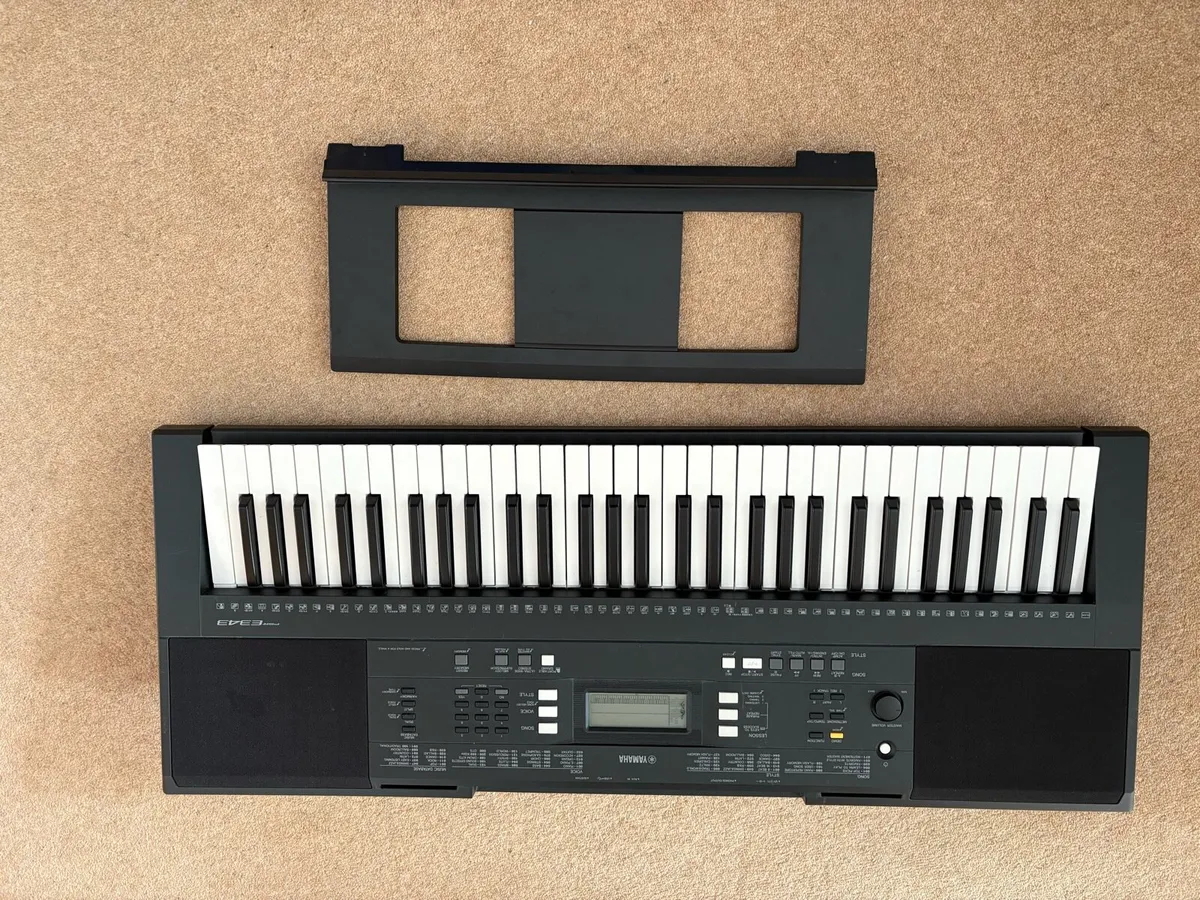 Yamaha Keyboard, stand and bag - Image 2