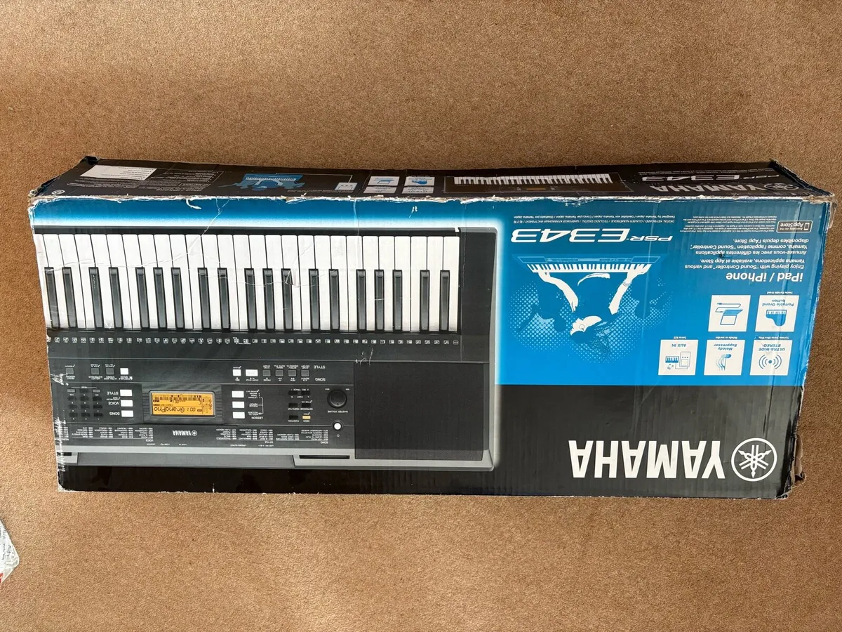 Yamaha Keyboard, stand and bag - Image 4