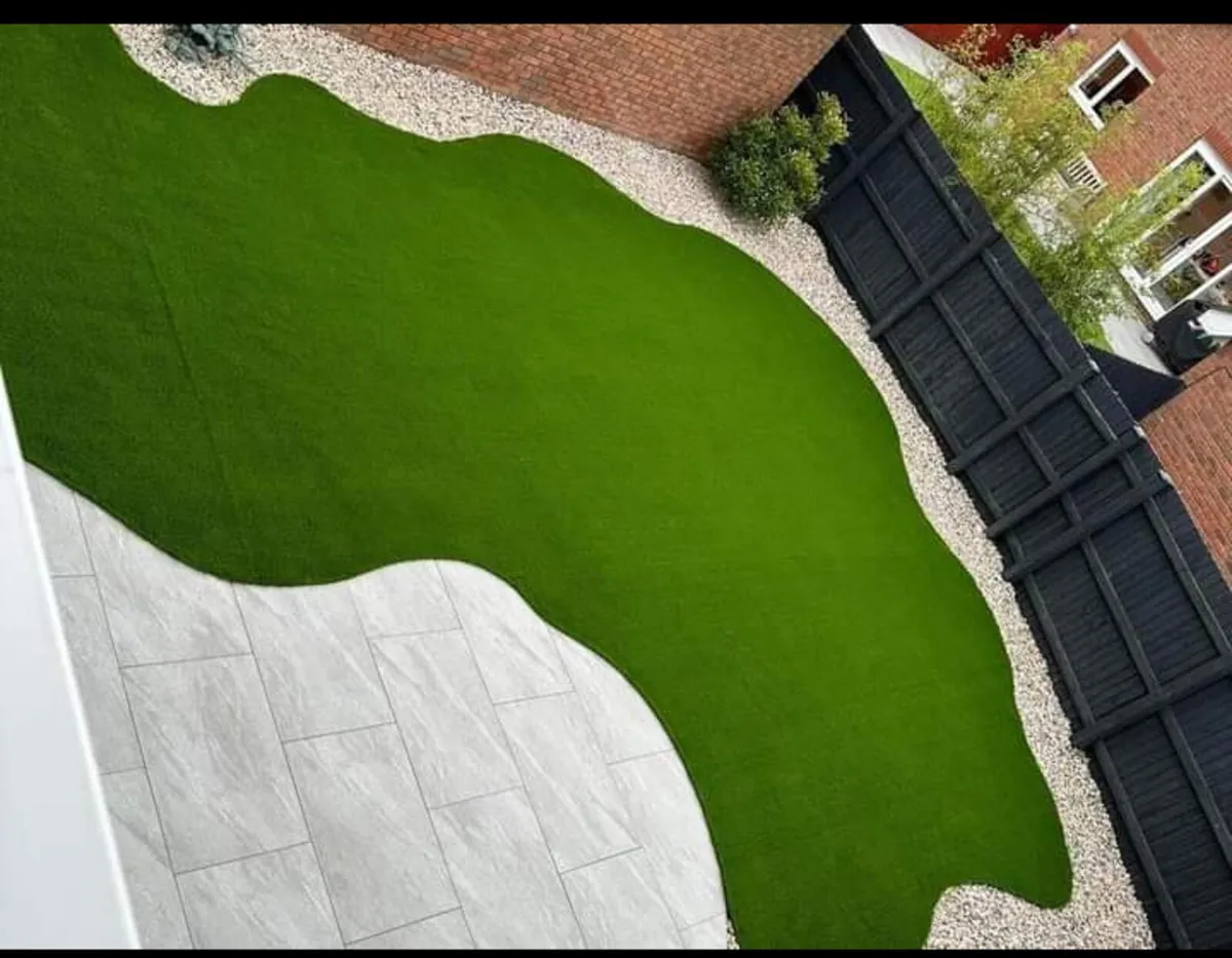 9m x 4m grass - Image 4