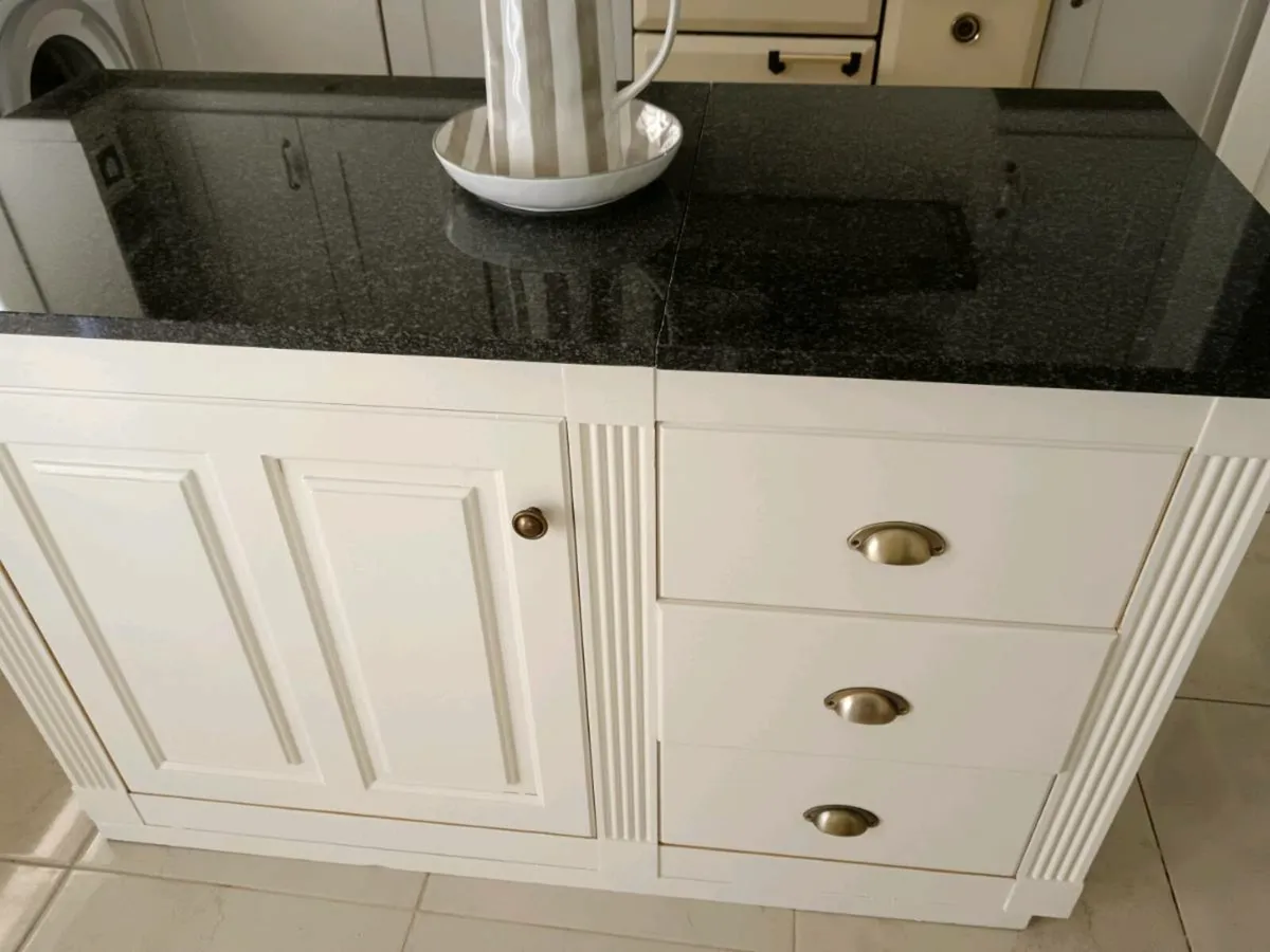 Kitchen island - Image 1