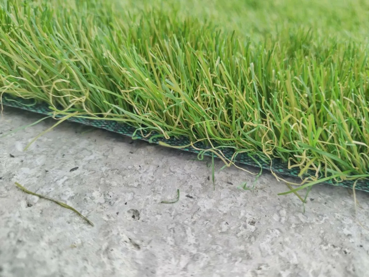 5m x 4m grass available - Image 1