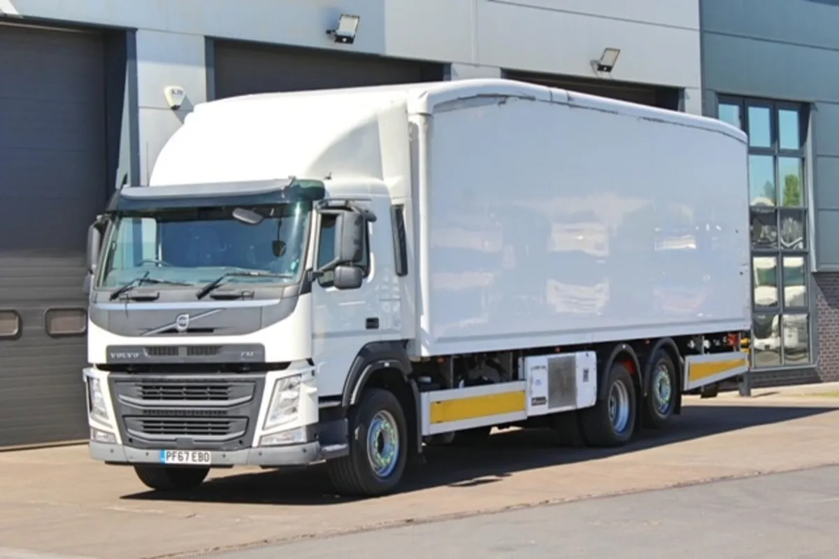 2018 VOLVO FM-330 6X2 FRIDGE LORRY - Image 3