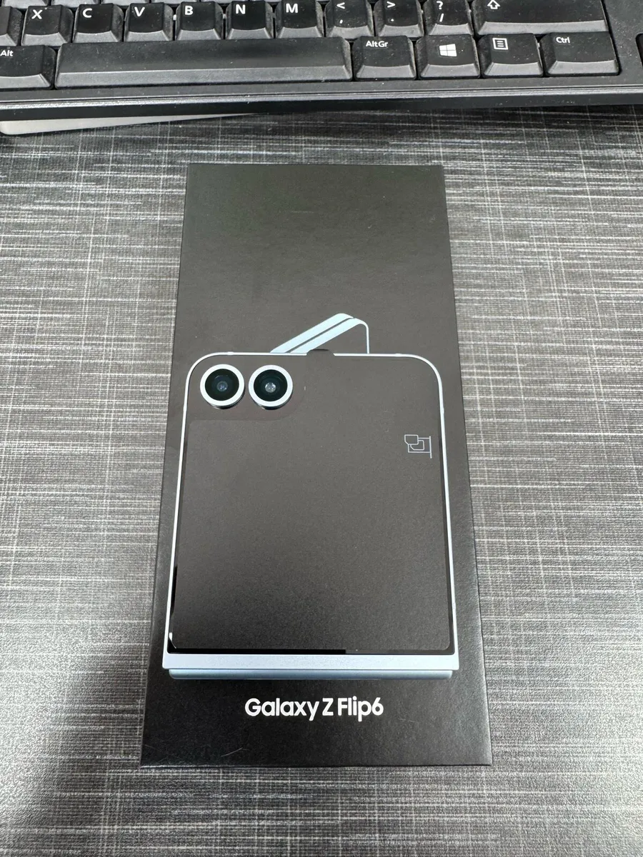 Samsung Galaxy Z flip 6 (256gb) - Image 2