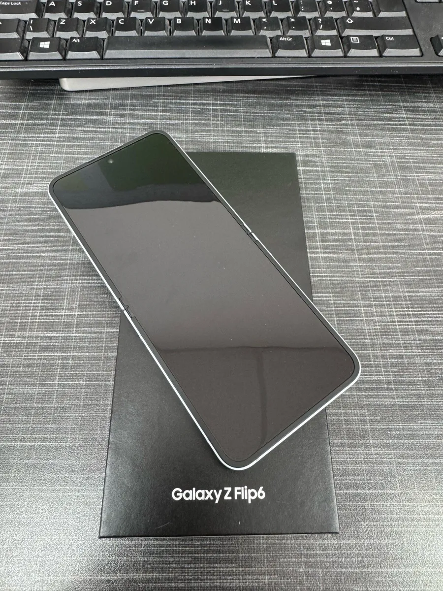 Samsung Galaxy Z flip 6 (256gb) - Image 3