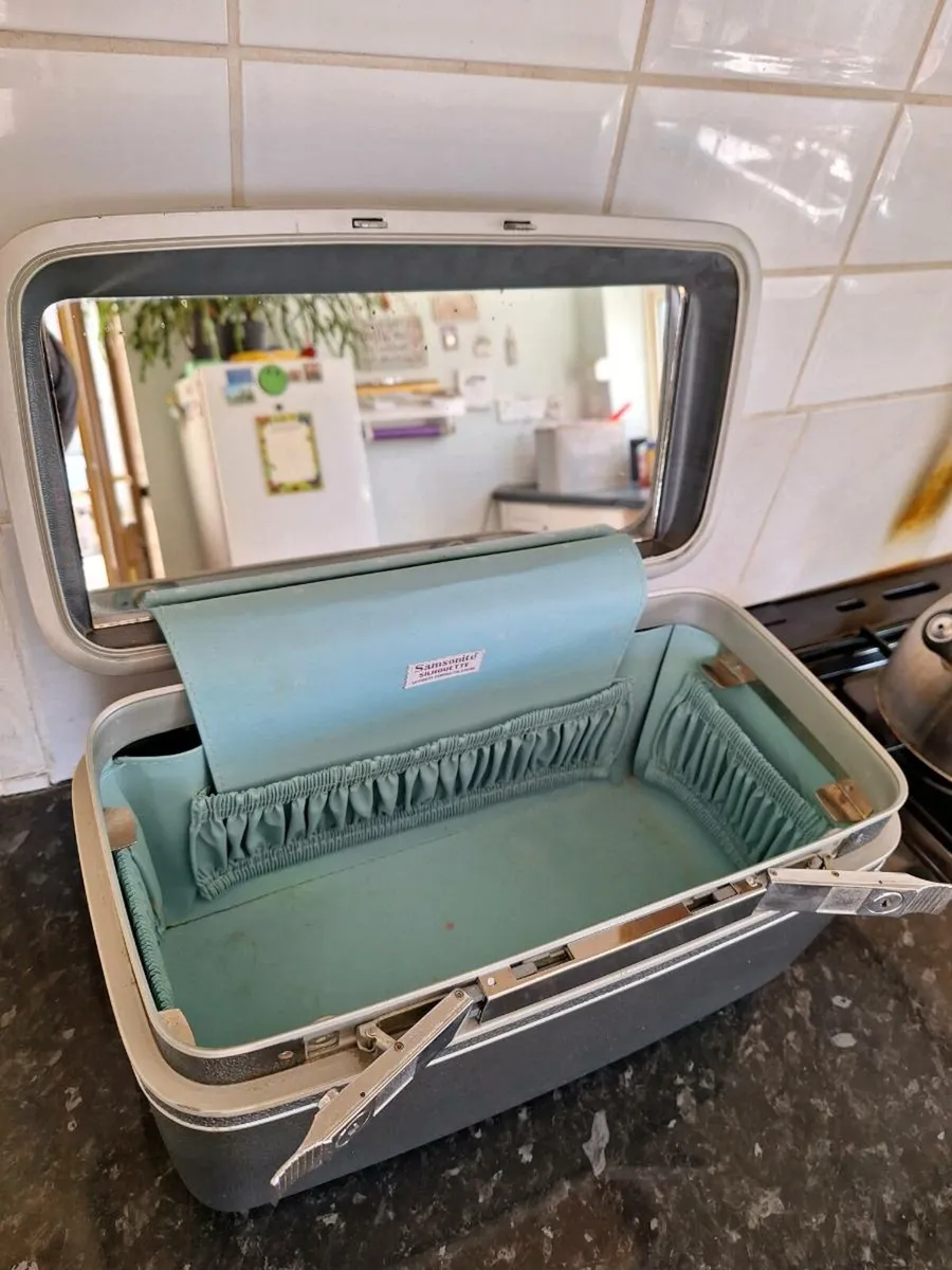 Vintage Samsonite Silhouette vanity case - Image 2