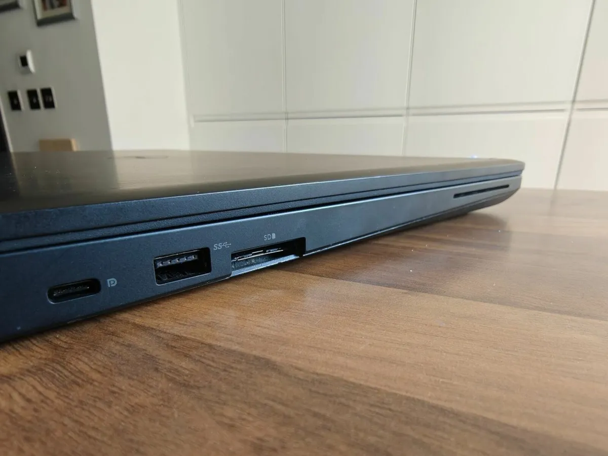 DELL Latitude 5590 | i7 | 16GB | 256GB | 15.6" FHD - Image 3