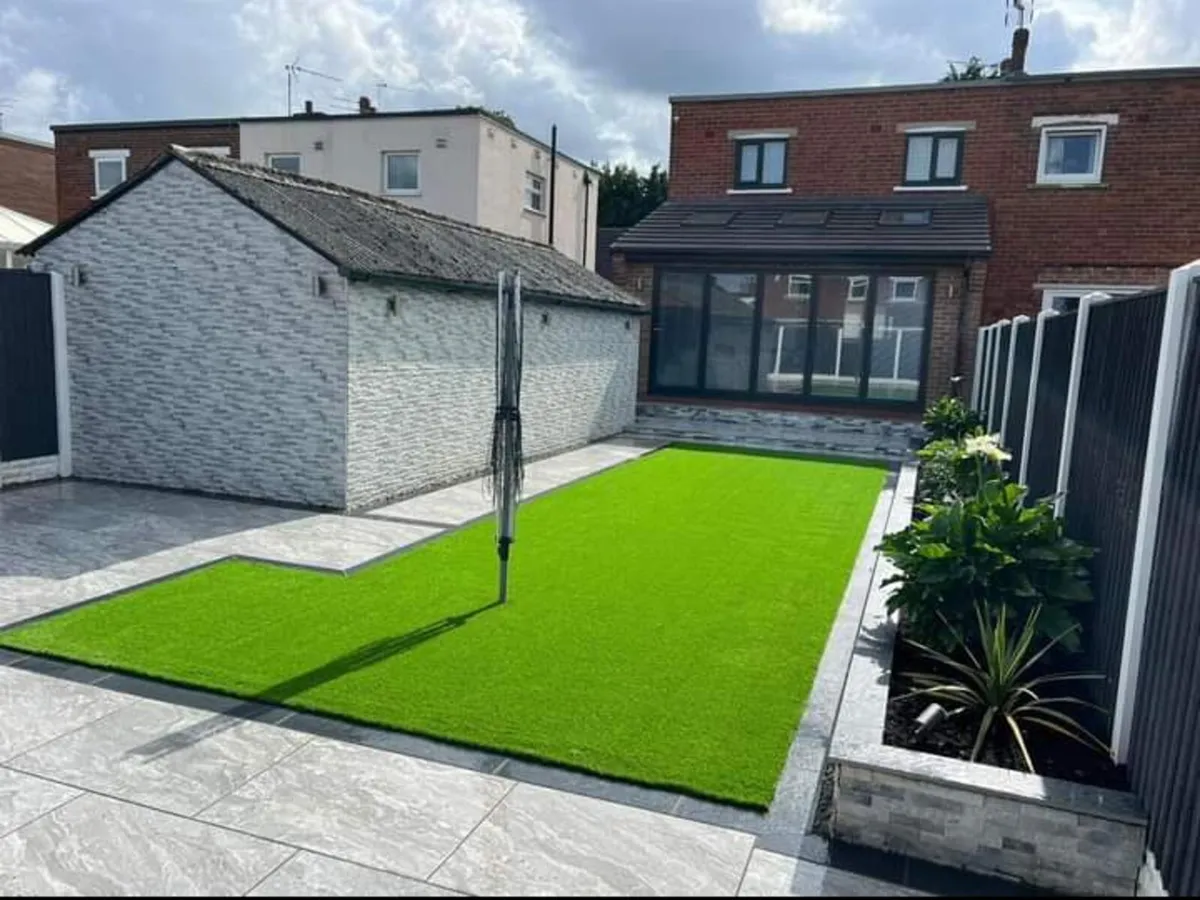 8m x 4m grass is - Image 2