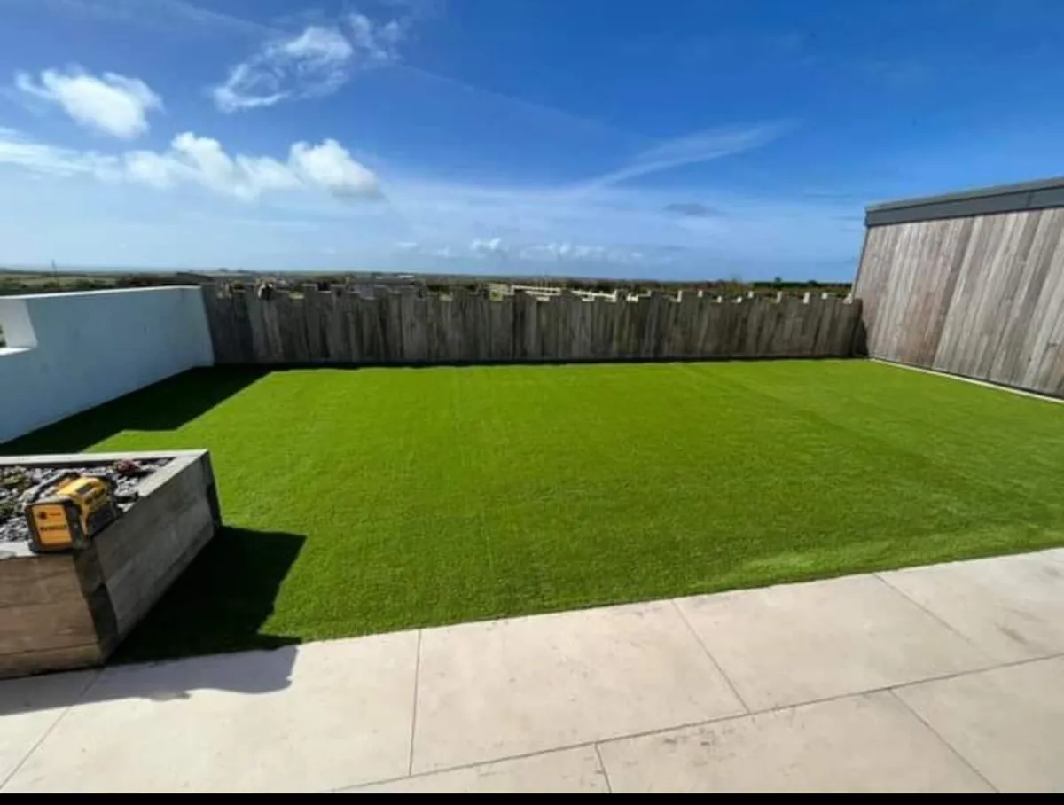 8m x 4m grass is - Image 3
