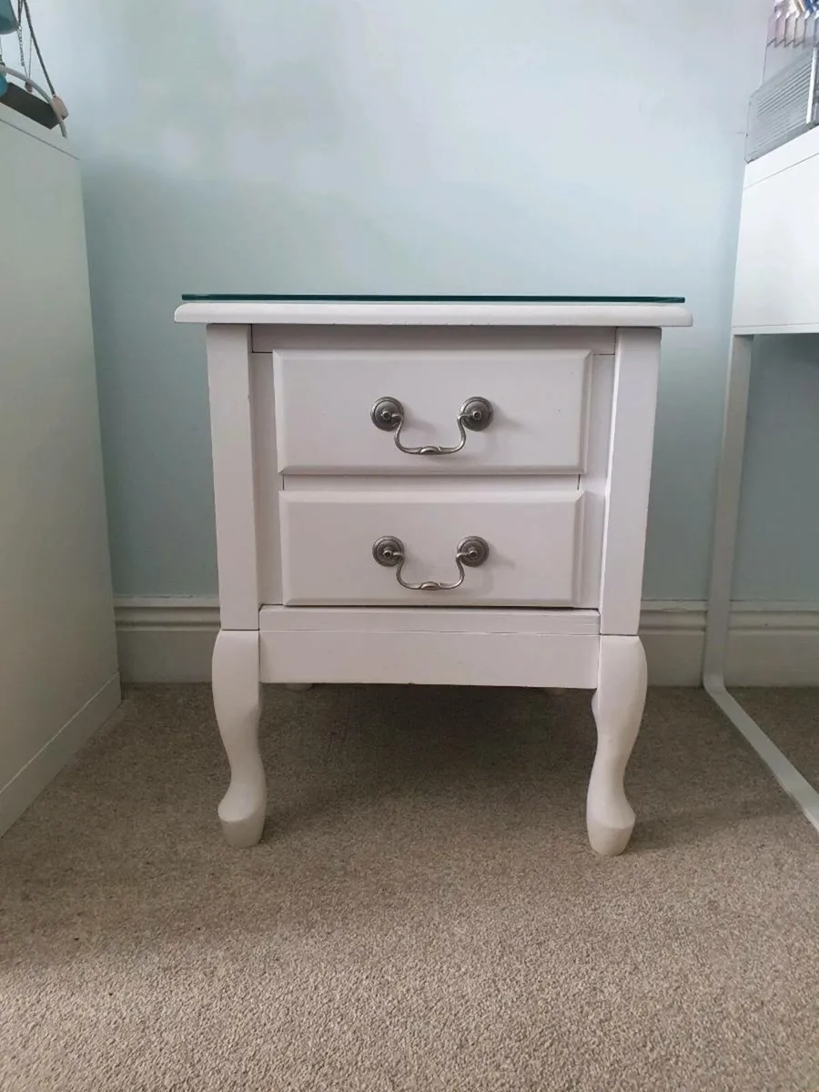 2 bedside lockers with glass cover to tops - Image 1