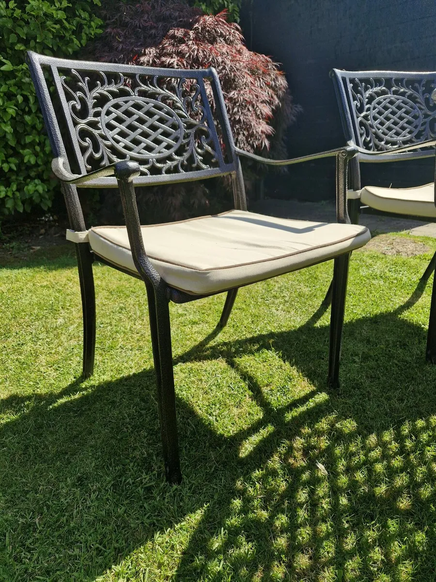 Cast Aluminium Table and 6 Chairs - Image 3