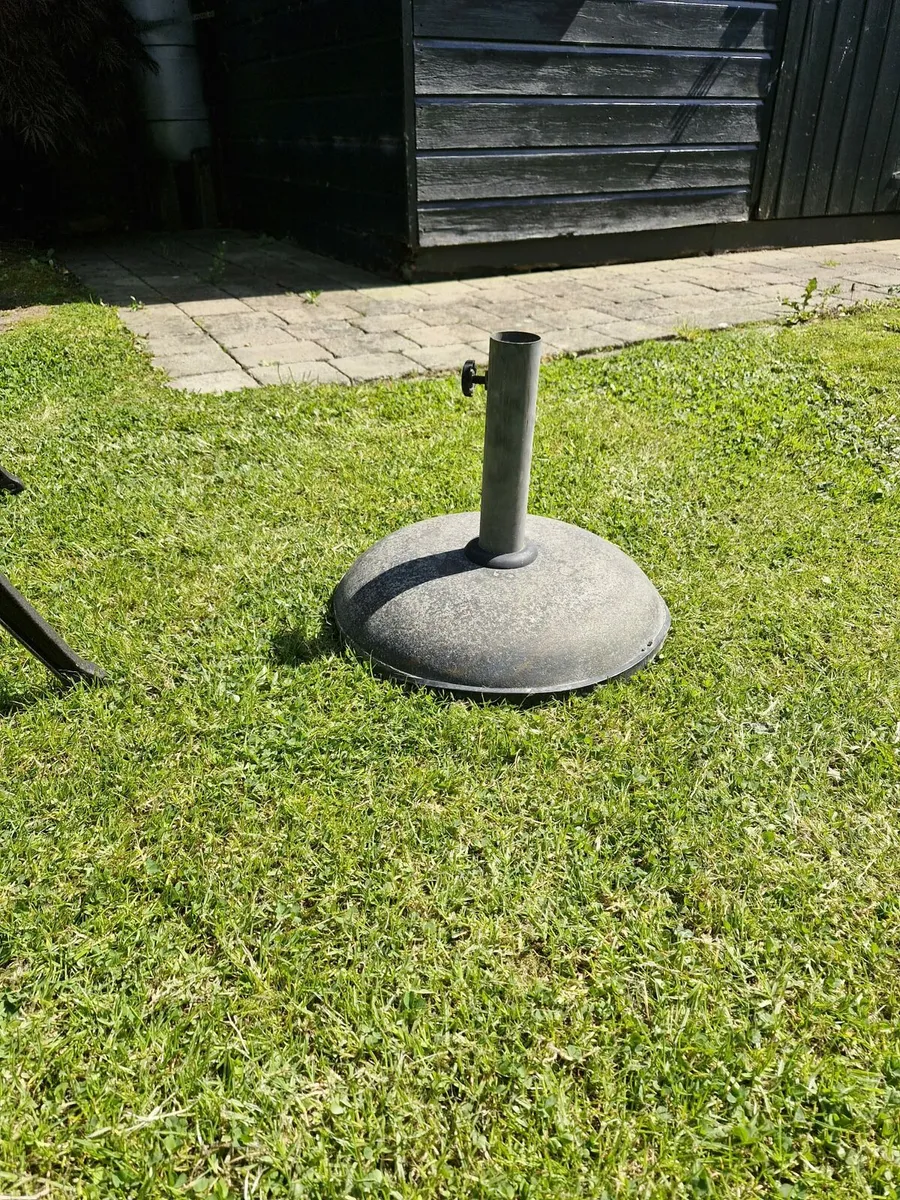 Cast Aluminium Table and 6 Chairs - Image 4