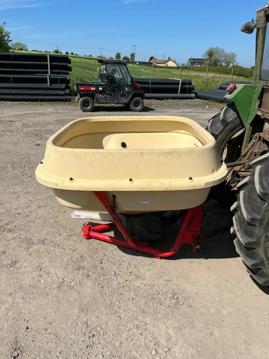 VICON 1 TON FERTILISER SOWER - Image 1