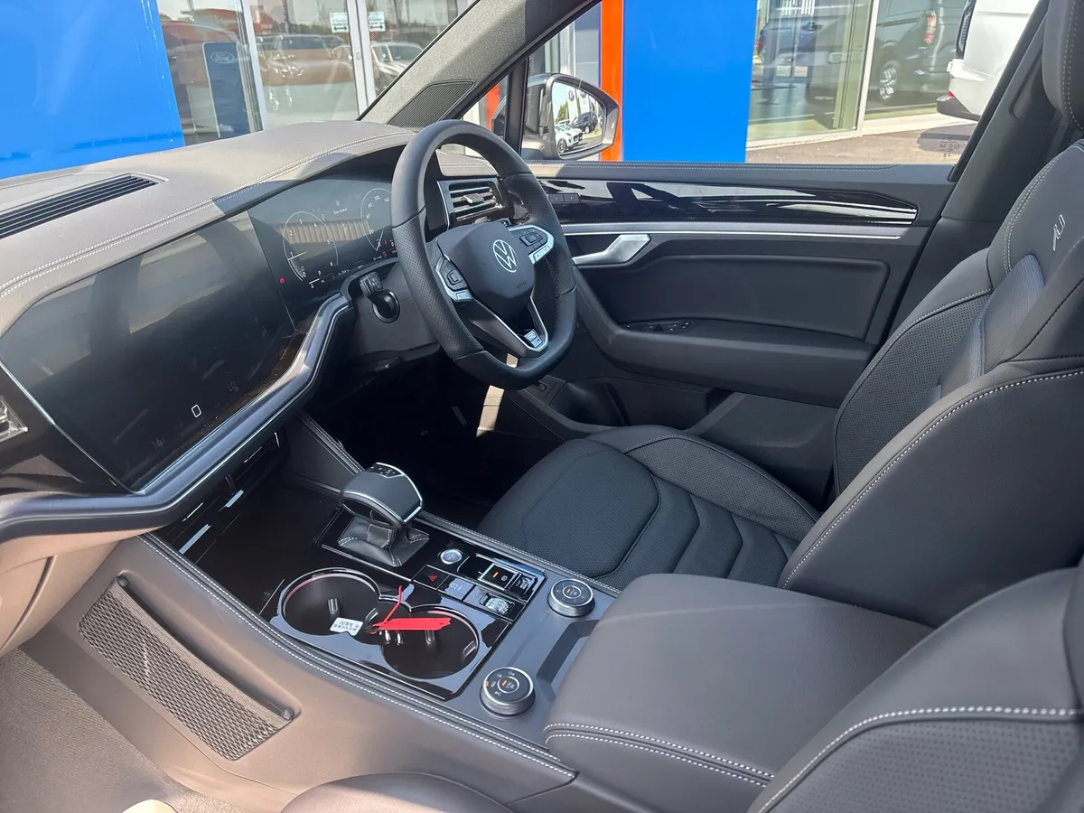 *Commercial* Volkswagen Touareg R-Line 3.0TDI V6 - Image 3